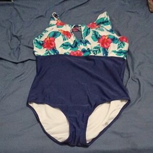 NEW Sea & Sand Women's Plus Size One Piece Swimsuit Size 18W